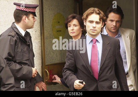 Mary Archer et ses fils William, (R) et James, (C), quittent le Old Bailey, Londres. Lord Archer a été reconnu coupable aujourd'hui à Old Bailey, sur un total de quatre chefs d'accusation de parjure et de pervertir le cours de la justice dans le cadre de son procès en diffamation de 1987 contre le Daily Star. * il a été autorisé sur un autre compte de pervertir le cours de la justice. Son ancien ami et co-défendeur Ted Francis a été autorisé à pervertir le cours de la justice en fournissant à Archer un faux alibi. Banque D'Images