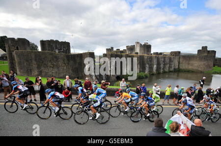 Les cavaliers font leur chemin à travers le château de Caerphilly pendant la sixième étape de la Tour de Britan à Stoke. Banque D'Images