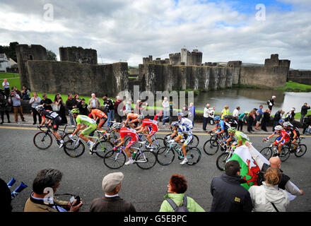 Les cavaliers se rendent devant le château de Caerphilly pendant la sixième étape du Tour de Grande-Bretagne à Caerphilly. Banque D'Images