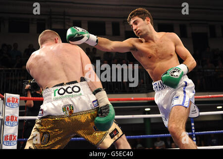 Boxe - Super Middlewhuit Contest - Frank Buglioni / Joe Rea - York Hall.Frank Buglioni (à droite) en action avec Joe Rea dans leur concours de super-midlewhuit au York Hall, Londres. Banque D'Images