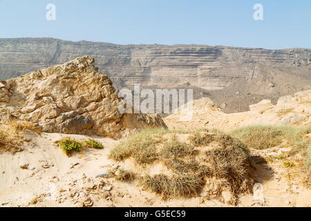 Les gorges et canyons de profondeur ciel nuageux en Oman la vieille montagne Banque D'Images