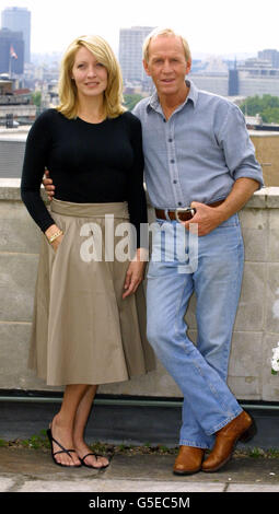 L'acteur australien Paul Hogan et son épouse, l'actrice Linda Kozlowski, lors d'un photomarque au Dorchester Hotel de Londres, pour promouvoir leur dernier film, Crocodile Dundee, à LOS ANGELES. * le film montre Mick 'Crocodile' Dundee (Hogan) en tant que touriste et père dans le sud de la Californie après que son partenaire, Sue (Kozlowski) est posté comme le chef DU bureau de la journal de son père. Banque D'Images