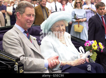 La Reine mère et le Prince de Galles quittent le spectacle de fleurs de Sandringham à Norfolk quelques jours avant son 101e anniversaire.La Reine mère, qui aura 101 ans le 4/7/01, a fait une visite annuelle au spectacle depuis avant la Seconde Guerre mondiale.* elle a visité le showground dans son buggy d'or collant aux exposants et aux visiteurs et appelant à un certain nombre de tentes. Banque D'Images