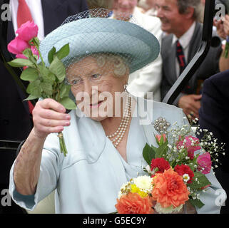 La Reine mère arrive au spectacle de fleurs de Sandringham à Norfolk, quelques jours seulement avant son 101e anniversaire. La Reine mère, qui aura 101 ans le 4/8/01, a fait une visite annuelle au spectacle depuis avant le début de la Seconde Guerre mondiale. * elle a visité le showground dans son buggy d'or collant aux exposants et aux visiteurs et appelant à un certain nombre de tentes. Banque D'Images