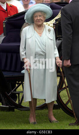 La Reine mère arrive au spectacle de fleurs de Sandringham à Norfolk, quelques jours seulement avant son 101e anniversaire. La Reine mère, qui aura 101 ans le 4/8/01, a fait une visite annuelle au spectacle depuis avant le début de la Seconde Guerre mondiale. * elle a visité le showground dans son buggy d'or collant aux exposants et aux visiteurs et appelant à un certain nombre de tentes. Banque D'Images