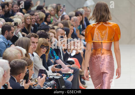 Andy Murray (à gauche) est assis aux côtés de sa petite amie Kim Sears et de la rédactrice en chef Vogue Anna Wintour pendant qu'ils regardent le spectacle de passerelle de vêtements pour femmes Burberry Prorsum, à Kensington, dans l'ouest de Londres, dans le cadre de la Fashion week de Londres. Banque D'Images