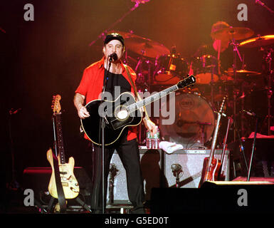 Paul Simon se exécutant au théâtre Jones Beach situé sur long Island, New York. Brian Wilson était la loi d'ouverture. Banque D'Images