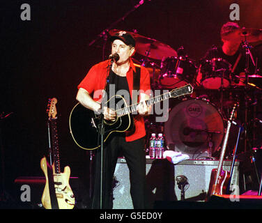 Paul Simon se exécutant au théâtre Jones Beach situé sur long Island, New York. Brian Wilson était la loi d'ouverture. Banque D'Images