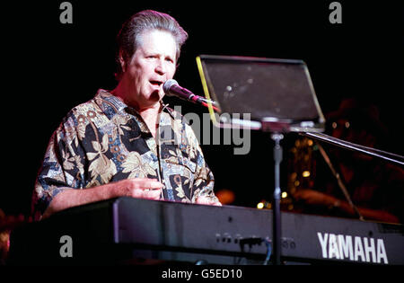Brian Wilson se présente au théâtre Jones Beach situé à long Island, New York. Il a lu les paroles sur un téléprompteur tout au long de la performance. Paul Simon a également joué. Banque D'Images