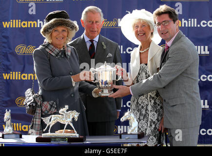 Le prince de Galles et la duchesse de Cornwall décerneront le prix aux propriétaires de remèdes ostéopathiques Kevin Kirkup et sa femme Suzanne après que leur cheval ait remporté le jeu William Hill soutenant le jeu de handicap de la maison Dumfries (classe 2) le jour de la course (Ladies Day) à l'hippodrome d'Ayr dans Ayrshire,Où ils ont rebaptisé le stand d'Paddock, le stand Rothesay.Le prince est connu sous le nom de duc de Rothesay en Écosse. Banque D'Images