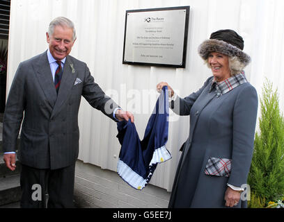 Le prince de Galles et la duchesse de Cornwall arrivent pour assister à des courses hippiques pendant la William Hill en soutenant la journée de course de Dumfries House (Ladies Day) à l'hippodrome d'Ayr dans Ayrshire, après avoir rebaptisé le stand Paddock « The Rothesay Stand ». Le prince est connu sous le nom de duc de Rothesay en Écosse. Banque D'Images