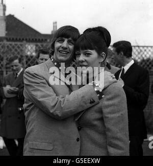 Ringo Starr, le batteur Beatles, est photographié avec son épouse, l'ancienne Maureen Cox, dans le jardin de la maison de Princes Crescent, Hove, Sussex. Il leur a été prêté par le solliciteur, M. David Jacobs, pour une courte lune de miel. Le couple a été marié au bureau de la caisse de Caxton Hall à Londres. Banque D'Images