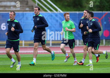 République d'Irlande's Glenn Whelen (de gauche à droite), John O'Shea, Stephen Quinn, Shane Long et Robbie Keane au cours de la séance de formation au stade de Montbauron, Versailles. Banque D'Images