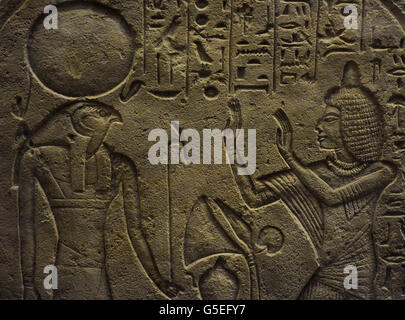 L'Égypte. Stèle funéraire. Nouveau Royaume. 14E C. BC. 18ème dynastie. La pierre calcaire. Scène rituelle du défunt devant le dieu Horus. Le Musée de l'Ermitage. Saint Petersburg. La Russie. Banque D'Images