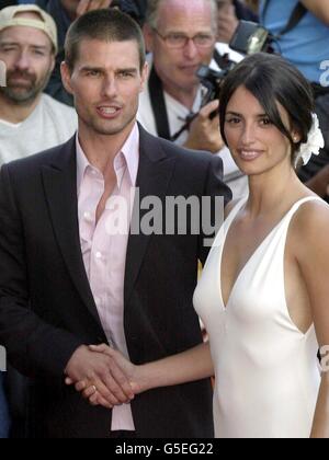 L'actrice espagnole Penelope Cruz arrive avec son petit ami l'acteur américain Tom Cruise pour la première de son dernier film le capitaine Corelli Mandolin à Los Angeles, Etats-Unis.C'est la première fois que le couple est photographié publiquement.* 4/12/01: L'actrice espagnole Penelope Cruz arrive avec son petit ami, l'acteur américain Tom Cruise, pour la première du film de Mandolin du capitaine Corelli à Los Angeles, Etats-Unis.Tom Cruise a parlé pour la première fois de leur nouvelle relation, lorsque la nouvelle étoile de 39 ans divorcée a comparé Cruz à la légende d'Hollywood Audrey Hepburn.Il a également défendu sa Scientologie Banque D'Images