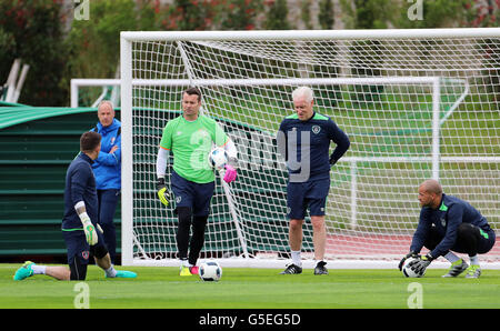 République d'Irlande du gardien Shay donné (deuxième à gauche) et Darren Randolph (à droite) au cours de la séance de formation au stade de Montbauron, Versailles. Banque D'Images