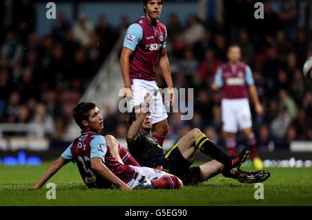 Mauro Boselli, de Wigan Athletic, a obtenu un score sous la pression de Dan Potts, de West Ham United, lors de la coupe Capital One, troisième manche du match à Upton Park, Londres. Banque D'Images