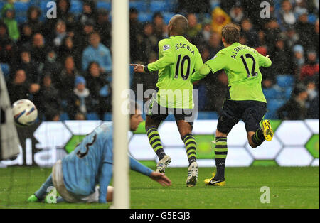 Charles n'Zogbia, de Aston Villa, fête son troisième but avec Marc Albrighton (à droite) lors de la coupe Capital One, troisième manche du match de l'Etihad Stadium, Manchester. Banque D'Images