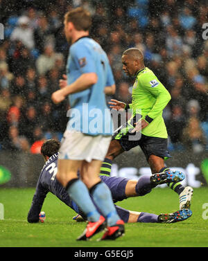 Charles n'Zogbia (à droite) d'Aston Villa marque son troisième but devant Costel Pantilimon de Manchester City lors de la coupe Capital One, troisième manche du match à l'Etihad Stadium de Manchester. Banque D'Images