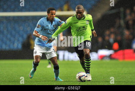 Charles n'Zogbia d'Aston Villa se bat pour le ballon avec Scott Sinclair de Manchester City lors de la coupe Capital One, troisième tour de match au Etihad Stadium, Manchester. Banque D'Images