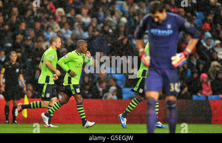 Charles n'Zogbia, de Aston Villa, célèbre le troisième but de ses côtés lors de la coupe Capital One, troisième manche au Etihad Stadium de Manchester. Banque D'Images