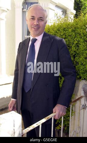 Le secrétaire de la Défense fantôme Iain Duncan Smith devant son domicile à Londres.Bernard Jenkin, ministre des Transports de l'ombre, a annoncé à la radio d'athe que Duncan Smith se présentera au défi du leadership conservateur. Banque D'Images