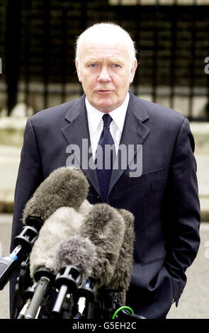 Le secrétaire d’Irlande du Nord John Reid arrive au 10 Downing Street, à Londres, alors que le premier ministre irlandais Bertie Ahern, s’entretient avec le Premier ministre Tony Blair pour tenter de sortir de l’impasse qui menace le processus de paix. * les premiers ministres britannique et irlandais discutaient de l'état de l'Accord du Vendredi Saint avant de rencontrer des partis politiques de la province. Banque D'Images