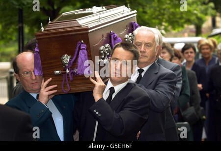 Les membres de la famille portent le cercueil du défunt cardinal Thomas gagnant qui est mort après avoir subi une seconde crise cardiaque soupçonnée, l'âge de 76 ans.Le cercueil porté dans l'archidiocèse de Glasgow, sera en état jusqu'au 22/6/01.* Mgr James Clancy, administrateur de la cathédrale St Andrew, qui était jusqu'à la mort du cardinal Vicaire général de l'archidiocèse, prendra le poste intérimaire. Banque D'Images