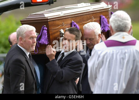 Les membres de la famille portent le cercueil du défunt cardinal Thomas gagnant qui est mort après avoir subi une seconde crise cardiaque soupçonnée, l'âge de 76 ans.Le cercueil porté dans l'archidiocèse de Glasgow, sera en état jusqu'au 22/6/01.* Mgr James Clancy, administrateur de la cathédrale St Andrew, qui était jusqu'à la mort du cardinal Vicaire général de l'archidiocèse, prendra le poste intérimaire. Banque D'Images