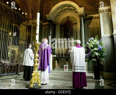 Une messe commémorative à la cathédrale de Westminster, dans le centre de Londres, pour le défunt cardinal Thomas gagnant qui est décédé après avoir subi une deuxième crise cardiaque, l'âge de 76 ans. Son cercueil a été transporté dans l'archidiocèse de Glasgow, et sera mis en état jusqu'au 22/6/01. * Mgr James Clancy, administrateur de la cathédrale St Andrew, qui était jusqu'à la mort du cardinal Vicaire général de l'archidiocèse, prendra le poste intérimaire. Banque D'Images