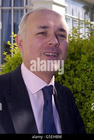 Le secrétaire de la Défense fantôme Iain Duncan Smith devant son domicile à Londres. Le conservateur principal Iain Duncan Smith va lancer sa tentative de remplacer William Hague à la tête du Parti conservateur. La campagne, qui donnent le rang et les membres de dossier le prospect. * ... d'une alternative de droite à l'ombre du chancelier Michael Portillo sera en cours à une conférence de presse à Londres. M. Duncan Smith, secrétaire de la défense fantôme, a confirmé hier après-midi qu'il se tenait debout. Banque D'Images