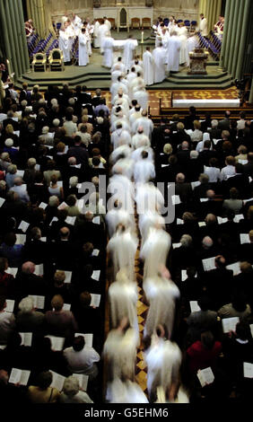 Le cercueil du défunt Cardinal gagnant est transporté du bureau archidiocésain à la cathédrale Saint-André de Glasgow, pour une prière du soir.Les funérailles du Cardinal décédé le 17 juin, auront lieu demain. Banque D'Images