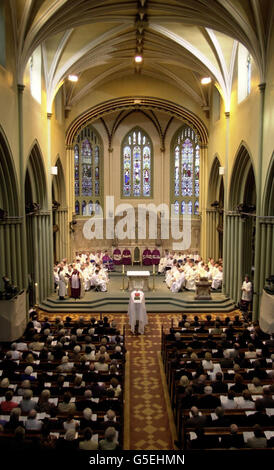 Le cercueil du défunt Cardinal gagnant est placé dans la cathédrale St Andrew à Glasgow, pour une prière du soir, le dimanche 24 juin 2001. Les funérailles du Cardinal décédé le 17 juin, auront lieu demain. Banque D'Images