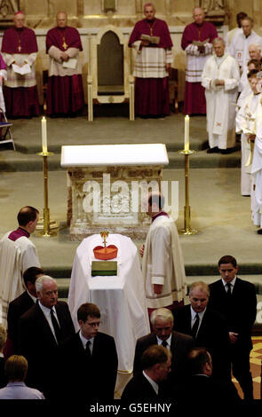 Le cercueil contenant le Cardinal tardif est laissé dans la cathédrale Saint-André de Glasgow pour une prière du soir.Les funérailles du Cardinal décédé le 17 juin, auront lieu demain. Banque D'Images