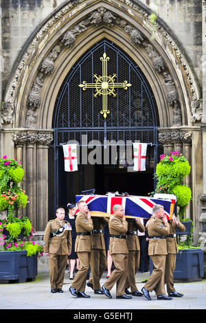 Les pallbarers militaires procèdent au cercueil drapé par le drapeau de l'Union du lieutenant Andrew Chesterman, de la cathédrale de Bristol, où se tiennent ses funérailles. Banque D'Images