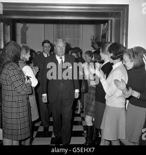 Edward Heath, chef de l'opposition (conservateur), reçoit des applaudissements heureux alors qu'il arrive avec le président du Parti conservateur Edward du Cann (arrière) au bureau central conservateur et unioniste de Smith Square, à Londres. Ils étaient là pour annoncer qu'il y aurait une élection générale le 31 mars de cette année. Banque D'Images