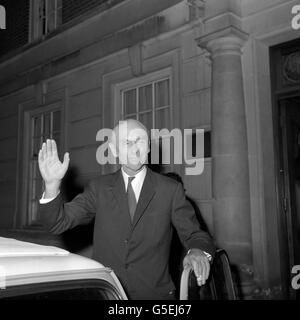 Sir Alec Douglas-Home, qui avait annoncé plus tôt sa démission en tant que chef de l'opposition et du Parti conservateur, fait une vague en quittant le Bureau central conservateur à Londres. Banque D'Images