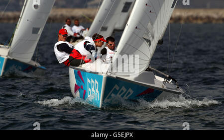 John Robertson (à droite), Hannah Stodel et Stephen Thomas (à gauche), membres de l'équipe de Sonar en Grande-Bretagne, pendant la voile paralympique d'aujourd'hui à Weymouth et à Portland. Banque D'Images