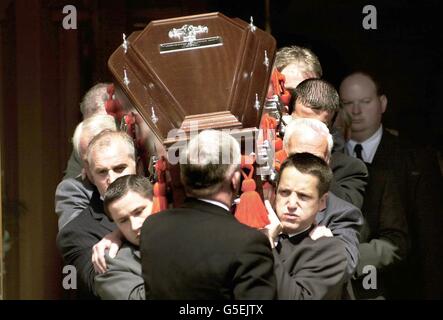 Le cercueil est réalisé de la cathédrale catholique de Glasgow à la fin des funérailles du Cardinal Thomas Winning, le chef de l'Église catholique en Écosse. Des personnalités religieuses, des politiciens et des royalties de premier plan se sont joints aux Écossais ordinaires de tous les horizons. * ... à la cérémonie dans la cathédrale. Environ 300 prêtres devaient prendre part à la messe funéraire avec environ 20 évêques et cinq archevêques. Banque D'Images