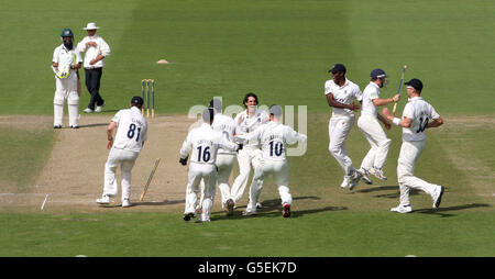 Chris Wright (au centre), le joueur de Warwickshire, célèbre le match de cricket d'Alan Richardson, de Worcestershire, pour remporter le LV County Championship Championship Championship Championship lors du LV=County Championship Division One à New Road, Worcester. Banque D'Images