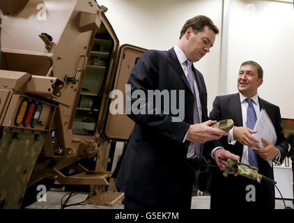 Le chancelier de l'Échiquier George Osborne et le directeur général de Thales UK Victor Chavez (à droite) lors d'une visite au site de Thales à Glasgow. Banque D'Images