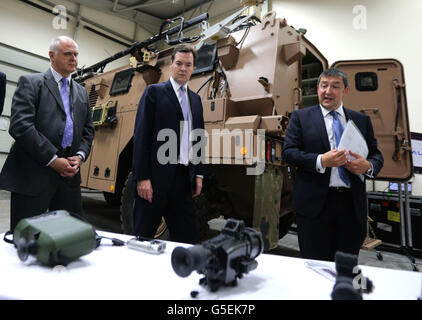 Le chancelier de l'Échiquier George Osborne (au centre) avec le directeur général de Thales UK Victor Chavez (à droite) lors d'une visite au site de Thales à Glasgow. Banque D'Images