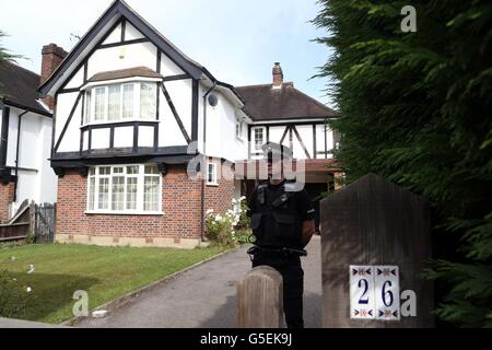 La police se tient à l'extérieur du domicile de Saad al-Hilli à Claygate, dans le Surrey, qui a été nommé par les médias français comme l'un des membres d'une famille britannique qui a été abattu par un tireur dans les Alpes françaises. Banque D'Images