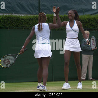 AUCUNE UTILISATION COMMERCIALE : Serena Williams (à gauche) des États-Unis et sa sœur venus Williams célèbrent le passage à tabac de Dechy et Mauresemo de France lors de leur deuxième match des championnats de tennis de pelouse à Wimbledon, Londres. Banque D'Images