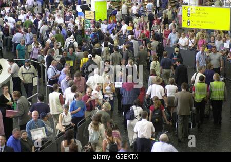 L'aéroport de Gatwick devient congestionné car les vols commencent à être retardés en raison de la grève des chauffeurs de bus dans les îles Baléares.17/08/2004 des discussions cruciales visant à éviter le chaos des voyages dans les aéroports pendant le week-end des fêtes de fin de semaine du mois d'août auront lieu le mardi 17 août 2004 après qu'un syndicat représentant des milliers de membres du personnel d'enregistrement et d'autres membres du personnel de British Airways nommés dates pour des grèves de 24 heures.Le GMB a déclaré que les travailleurs vont se retirer le 27, 28, 29 ou 30 août, à moins qu'une longue rangée de plus de salaire soit résolue. Banque D'Images