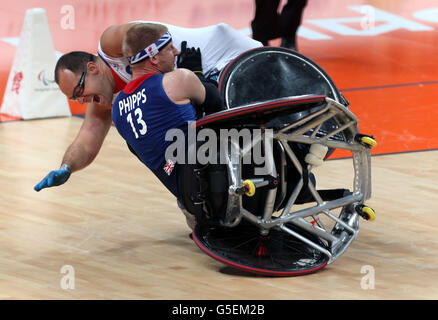 Aaron Phipps de Great Britan est défié par Eric Meurisse de France lors du rugby en fauteuil roulant à l'arène de basket-ball du Parc olympique de Londres. Banque D'Images