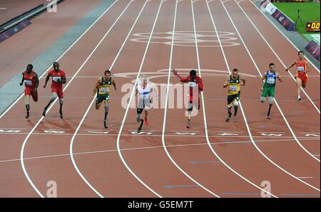 Jonnie Peacock (4ème à gauche), de Grande-Bretagne, franchit la ligne pour remporter la finale hommes-femmes de 100 m, lors des Jeux paralympiques de Londres. Banque D'Images