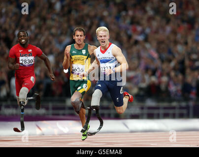 En Grande-Bretagne, Jonnie Peacock célèbre la victoire de l'or lors de la finale hommes de 100m - T44 au stade olympique de Londres. Banque D'Images