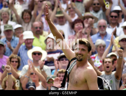 PAS D'UTILISATION COMMERCIALE : Goran Ivanisevic en Croatie célèbre la victoire de Marat Safin en Russie lors de leur quart de finale des championnats de tennis sur gazon 2001 à Wimbledon à Londres. Rebecca Naden Banque D'Images