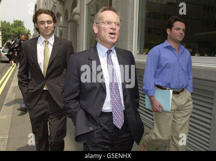 Lord Archer quitte le Old Bailey, dans le centre de Londres, à l'heure du déjeuner avec ses fils James (à gauche) et William. Jeffrey Archer, 61 ans, et son ancien ami Ted Francis, producteur de télévision à la retraite, 67 ans, en sont aux dernières étapes de leur procès de cinq semaines. * ... pour malhonnêteté par rapport au procès de diffamation d'Archer en 1987. Il nie six accusations de perversation du cours de la justice, de parjure et d'utilisation d'un journal comme instrument faux. Ted Francis, 67 ans, nie une accusation d'avoir perverti le cours de la justice en lui fournissant un faux alibi. Banque D'Images